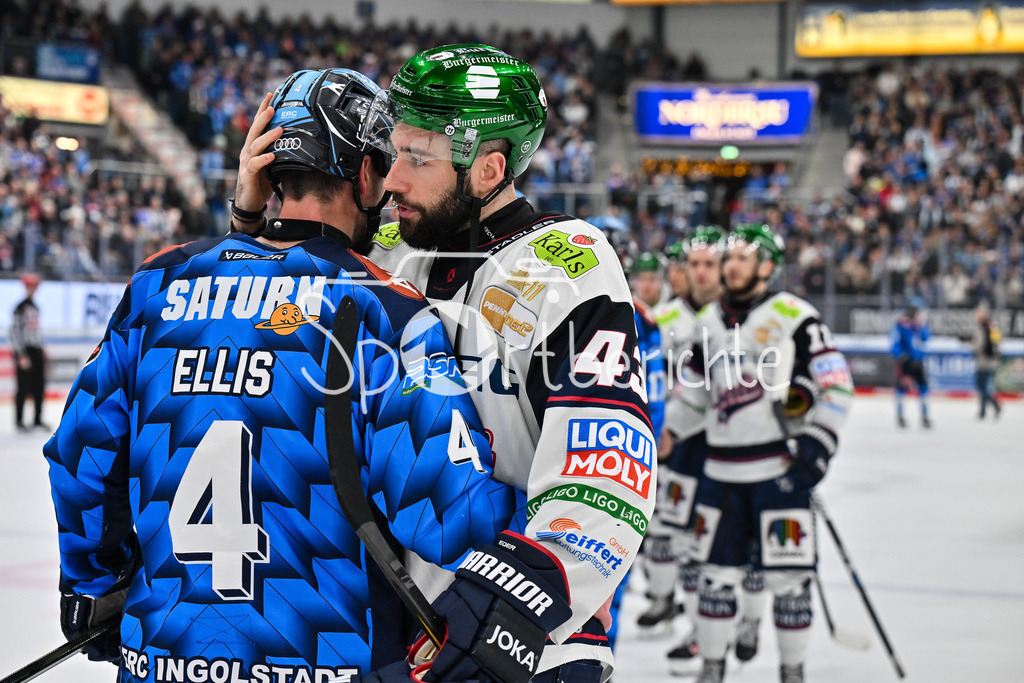 ERC Ingolstadt - Eisbären Berlin | INGOLSTADT, GERMANY - 18. DECEMBER: Morgan ELLIS (ERC Ingolstadt 4) und Andreas EDER (Eisbären Berlin 43) verabschieden sich freundschaftlich nach dem Match zwischen dem ERC Ingolstadt und den Eisbären Berlin am 29. Spieltag der Penny DEL in der Saturn Arena