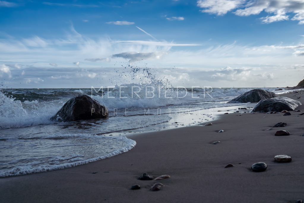 Meerbild: Gischt & Stein am Strand | Gestalten Sie Ihr Zuhause mit einzigartigen Bildern von Ostsee u. Nordsee – als Leinwandbild, Acryl, Alu-Dibond oder FineArt Hahnemühle, individuell anpassbar.