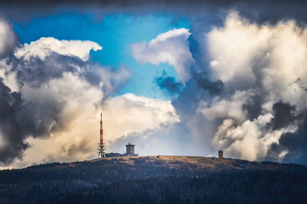 Brocken unter Wolken quer | Wir machen aus Ihren Bildern Erinnerungen für die Ewigkeit | Hochwertige Fotografien für Ihr zu Hause. - Realisiert mit Pictrs.com