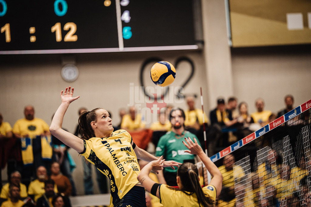 Volleyball | Frauen | Saison 2025/2026 | Volleyball Bundesliga | SSC Palmberg Schwerin vs. ETV Hamburger Volksbank Volleys | 18.10.2025 | Marije ten Brinke (#4, SSC Palmberg Schwerin) beim Angriff