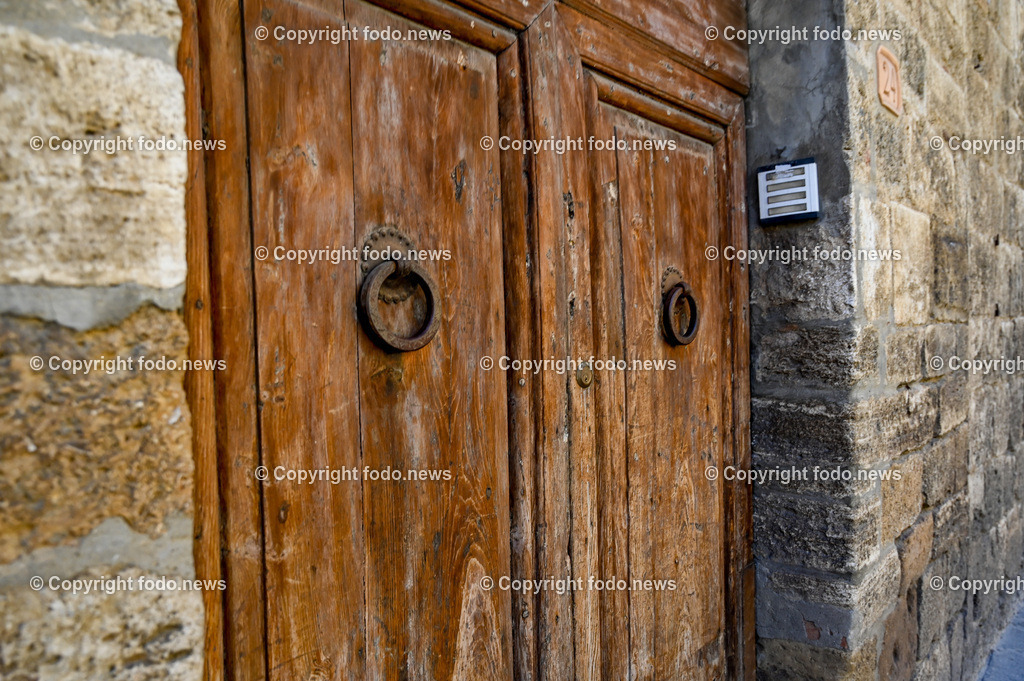 Italien_ Toskana_ San Gimignano_ 31.05.2024-104 | 31.05.2024, Italien, ITA, Toskana, San Gimignano im Bild Stadtansichten Gebäude, Architektur, Touristen, Historisch, Souvenir, Ansichten der berühmten Stadt San Gimignano in der Toskana-Italien - View of the famous town San Gimignano in Tuscany-ItalySan Gimignano ist eine italienische Kleinstadt in der Toskana mit einem mittelalterlichen Stadtkern. San Gimignano wird auch die Stadt der Türme genannt. Die Stadt liegt in der Provinz Siena. Sie gehört neben Florenz, Siena und Pisa zu den von Touristen meist besuchten Zielen in der Toskana.