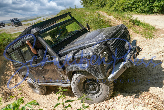 DSC08549 | Vierradfahrzeuge testen unterschiedliches Terrain - ueber Stock und Stein

Offroad Grundkurs im Steinbruch. Unterschiedliche Fahrgegebenheiten mit dem gelaendegaengigem Offroad-Fahrzeug. 

Deutschland, Geisingen, Steinbruch Meichle und Mohr, 10.06.2023