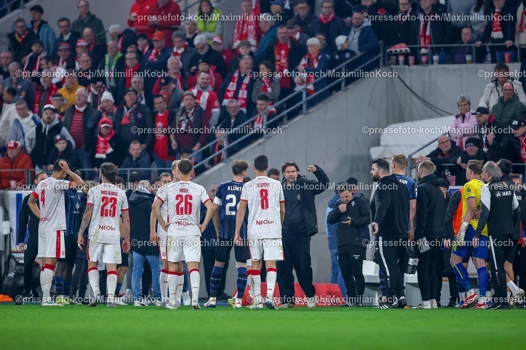 RWE04032601082 | 2026.03.04, Fußball, 3.Liga Herren, Rot-Weiss Essen -  SV Waldhof Mannheim, Stadion Hafenstraße, 27.Spieltag, Saison 2025 / 2026: Spielunterbrechung nach dem Böllerwurf aus dem Gästeblock der Mannheimer - Die Spieler verlassen das Spielfeld  DFB regulations prohibit any use of photographs as image sequences and or quasi-video.