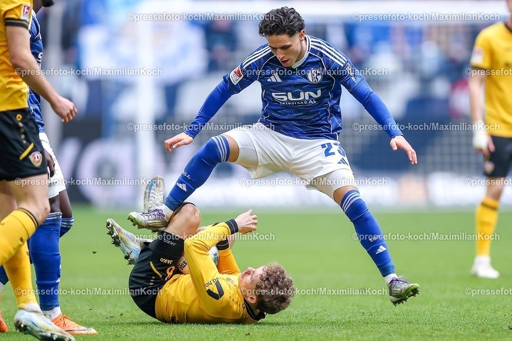 S0407022601017 | 07.02.2026, Fußball, FC Schalke 04 - SG Dynamo Dresden, 21. Spieltag, 2. Fußball Bundesliga, Veltins-Arena Gelsenkirchen, Saison 2025 2026: Luca Herrmann (Dynamo Dresden #08) im Zweikampf gegen  Soufiane El-Faouzi&nbsp;(Schalke04 #23)  DFB regulations prohibit any use of photographs as image sequences and or quasi-video.