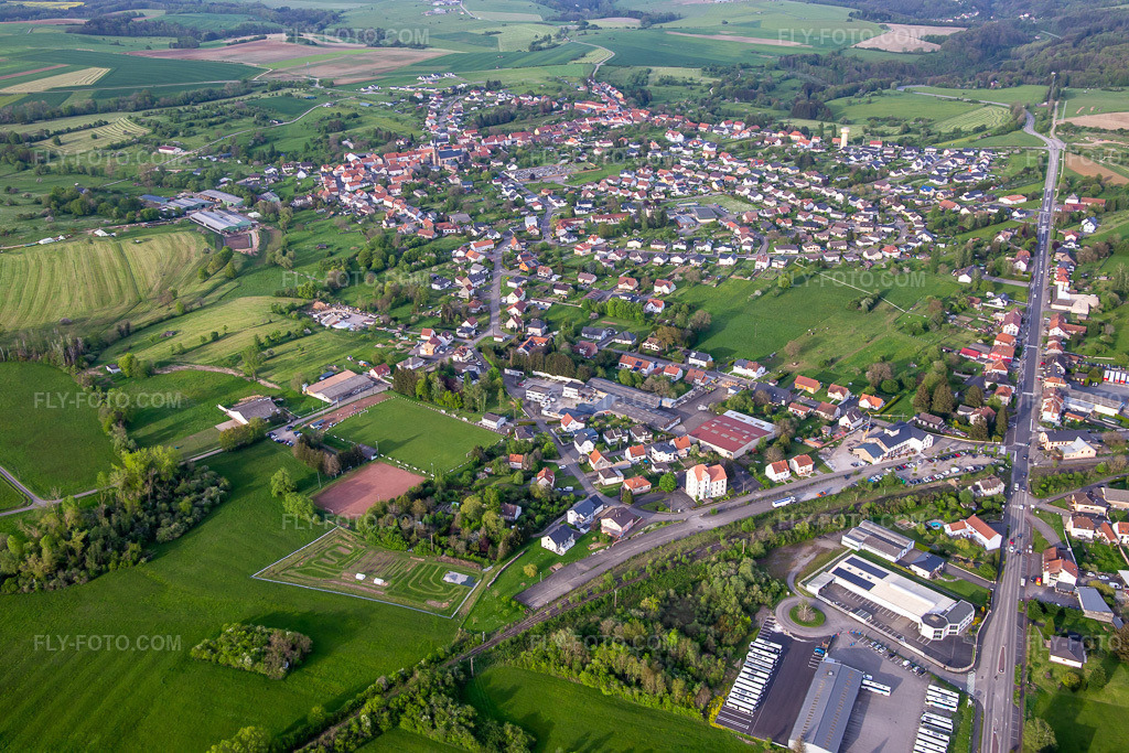 Aerial view: View of the town from the west in Petit-Réderching in the state Moselle, France. – Photo: IMG_140432.jpg taken on 04/30/2024 by Werner Riehm/FLY-FOTO.com – Resolution of the original: 5472 x 3648 px