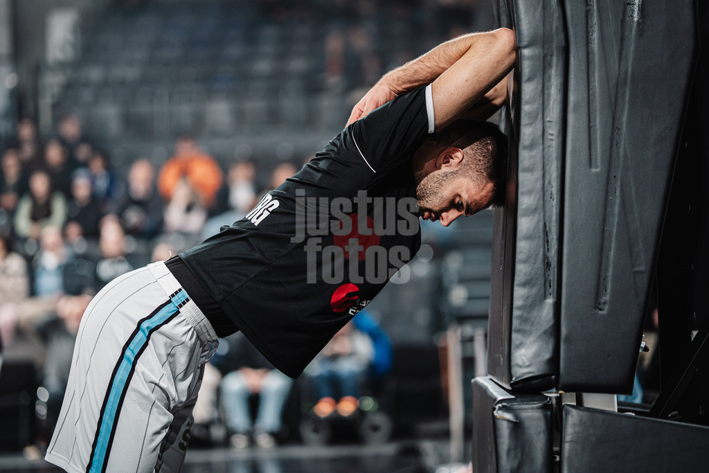 Basketball | Männer | Saison 2024/2025 | easyCredit Basketball Bundesliga | 4. Spieltag | Veolia Towers Hamburg vs. EWE Baskets Oldenburg | 06.10.2024 | Benedikt Turudic (#44, Veolia Towers Hamburg) beim Warmup