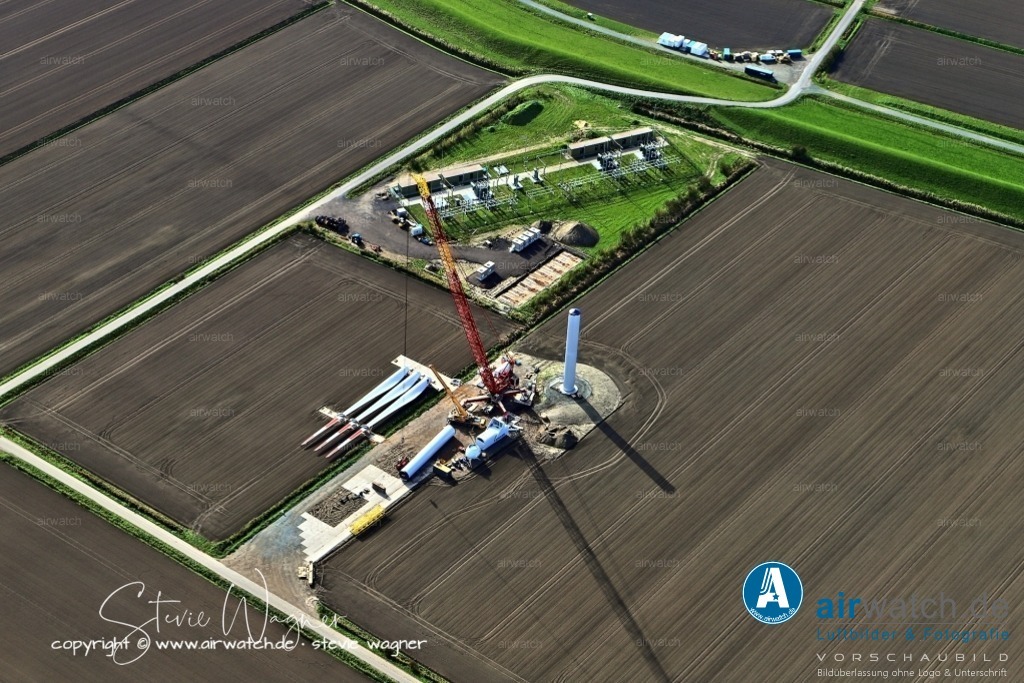 Luftbilder-Nordfriesland--Husum-Reussenköge-Kuestenlinie-Landgewinnung-airwatch-wagner-IMG_1904 | Seitdem wurde der Bürgerwindpark Reußenköge mit verschiedenen Repoweringmaßnahmen ausgestattet, um die Effizienz und die Leistungsfähigkeit zu verbessern. So wurden im Rahmen verschiedener Phasen Windkraftanlagen durch modernere Modelle ersetzt, um die Gesamtleistung zu erhöhen.