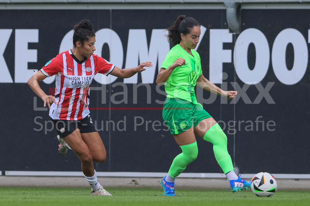 Fussball, Testspiel Frauen, VfL Wolfsburg - PSV Eindhoven | v.li.: Chimera Ripa (PSV Eindhoven, 10) und Nuria Rabano (VfL Wolfsburg, 14) im Zweikampf, Duell, Dynamik, Aktion, Action, Spielszene