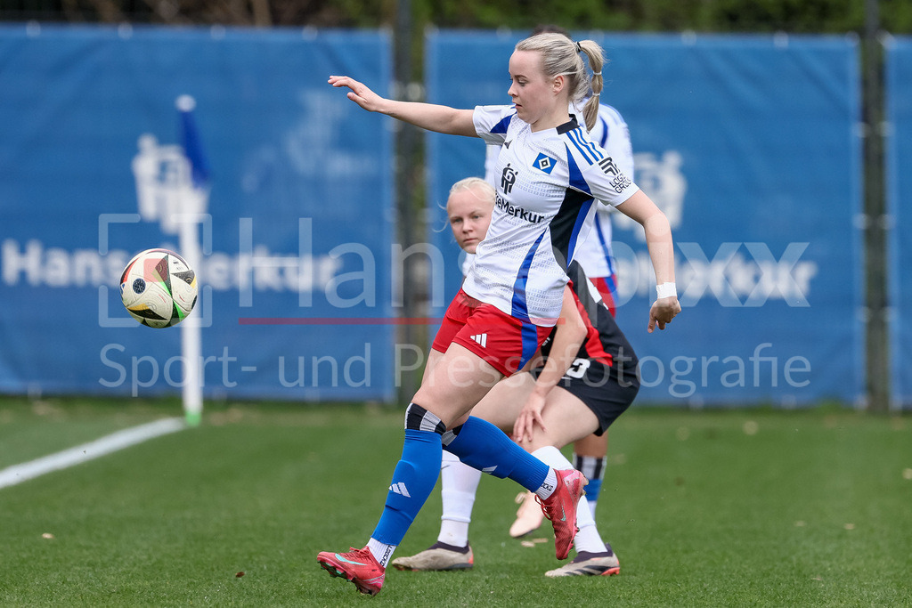 Fussball, 2. Frauen-Bundesliga, Hamburger SV - Eintracht Frankfurt II | v.li.: Mia Büchele (Hamburger SV, 17) am Ball, Einzelbild, Ganzkörper, Aktion, Action, Spielszene, DIE DFB-RICHTLINIEN UNTERSAGEN JEGLICHE NUTZUNG VON FOTOS ALS SEQUENZBILDER UND/ODER VIDEOÄHNLICHE FOTOSTRECKEN. DFB REGULATIONS PROHIBIT ANY USE OF PHOTOGRAPHS AS IMAGE SEQUENCES AND/OR QUASI-VIDEO.