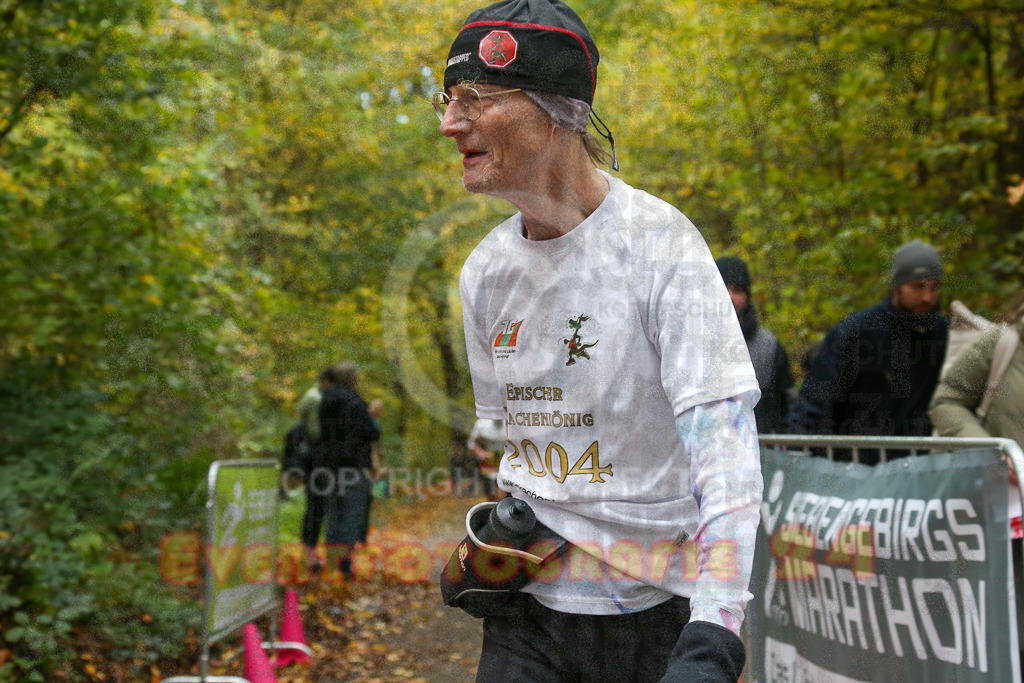 251026_1341_EX1_3859 | Sportfotografie im Rhein-Sieg Kreis, Köln, Bonn, NRW, Rheinland Pfalz, Hessen, etc. Unser Tätigkeitsfeld umfasst den Laufsport vom Volkslauf über den Marathon, Duathlon, Triathon bis zum Ultralauf wie Kölnpfad Ultra oder Schindertrail.