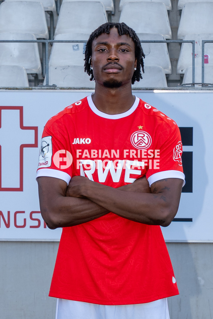 Rot-Weiss Essen; 3. Liga, Portraettermin 2026/2027, Foto: Eibner-Pressefoto/Fabian Friese | Dickson Abiama (Rot-Weiss Essen, #18),Rot-Weiss Essen; 3. Liga, Portraettermin 2026/2027, Foto: Eibner-Pressefoto/Fabian Friese - Realisiert mit Pictrs.com