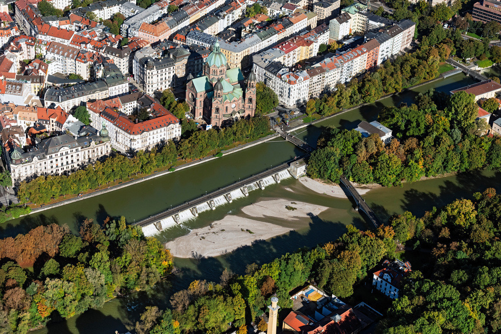 dr__0054056.jpg | MüNCHEN 07.10.2024 Fußgängerbrücke Wehrsteg über dem Fluss Isar vor der Lukaskirche in München im Bundesland Bayern. // Pedestrian bridge Wehrsteg across the river Isar in front of the Lukaskirche church in Munich in the state of Bavaria. Foto: Daniel Reiter