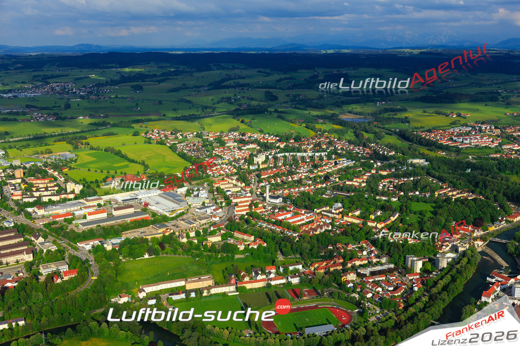 Die Luftaufnahme der Stadt Kempten Allgäu wurde vom UL-Flugzeug heraus erstellt ( keine Drohne )- hohe Auflösung für beste Qualität