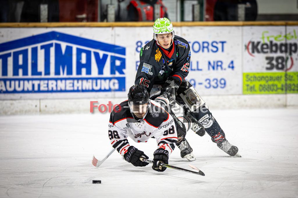 Peißenberg MINERS gegen EV Dingolfing ISAR RATS | Eishockey Bayernliga 2025/26 Vorrunde 28. Spieltag, Peißenberg MINERS gegen EV Dingolfing ISAR RATS, 20260118,Zweikampf,2026-01-18 in Peißenberg (flatbuy Arena Peißenberg), Joey OBERRAUCH (Dingolfing 88), Weiland PARRISH (MINERS 13)Copyright: WolfgangxLindner www.foto-lindner.de