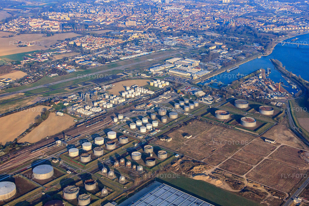 Tanklager Tanquid am Flugplatz von Osten | Luftbild: Tanklager Tanquid am Flugplatz von Osten in Speyer im Bundesland Rheinland-Pfalz in Deutschland. Foto: IMG_49236.jpg vom 28.03.2012 durch Werner Riehm/FLY-FOTO.de - Realisiert mit Pictrs.com