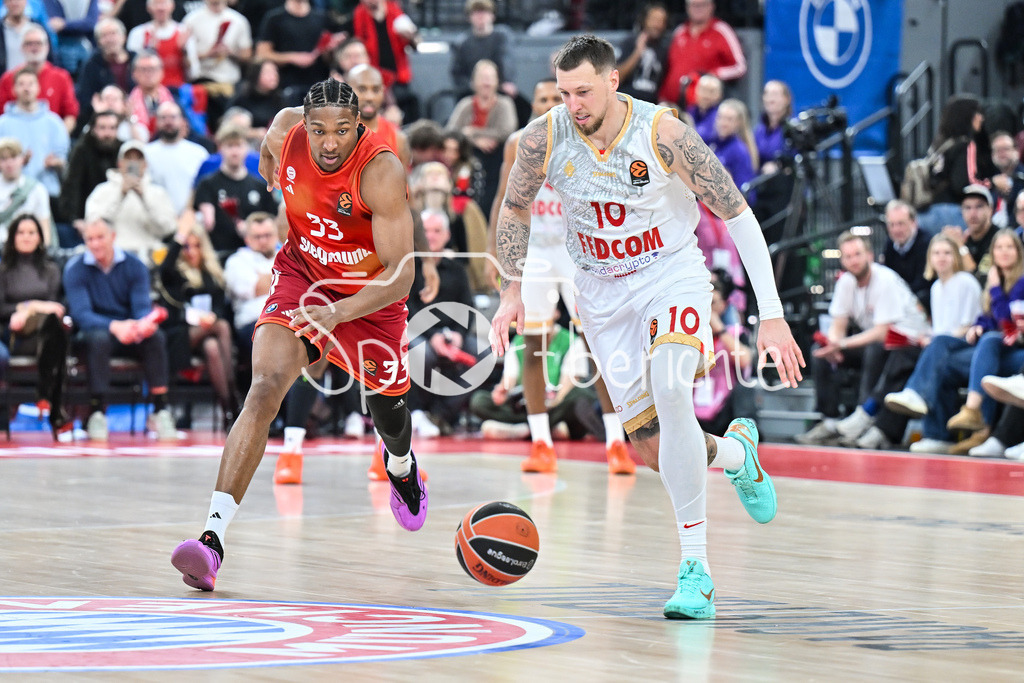 FC Bayern Basketball - AS Monaco Basket | MUNICH, GERMANY - 05. FEBRUARY: im Duell David McCORMACK (FC Bayern Basketball 33) und Daniel THEIS (AS Monaco Basket 10) während dem Match zwischen dem FC Bayern Basketball und dem AS Monaco Basket am 27. Spieltag der EuroLeague im SAP GARDEN
