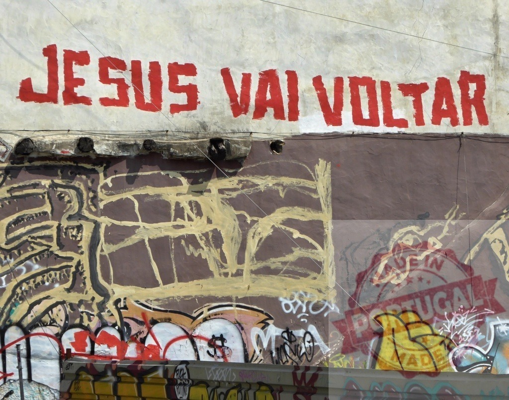 Jesus vai voltar graffiti mural in Brazil | Jesus vai voltar religious message painted on an urban wall with other colorful graffiti - Realisiert mit Pictrs.com