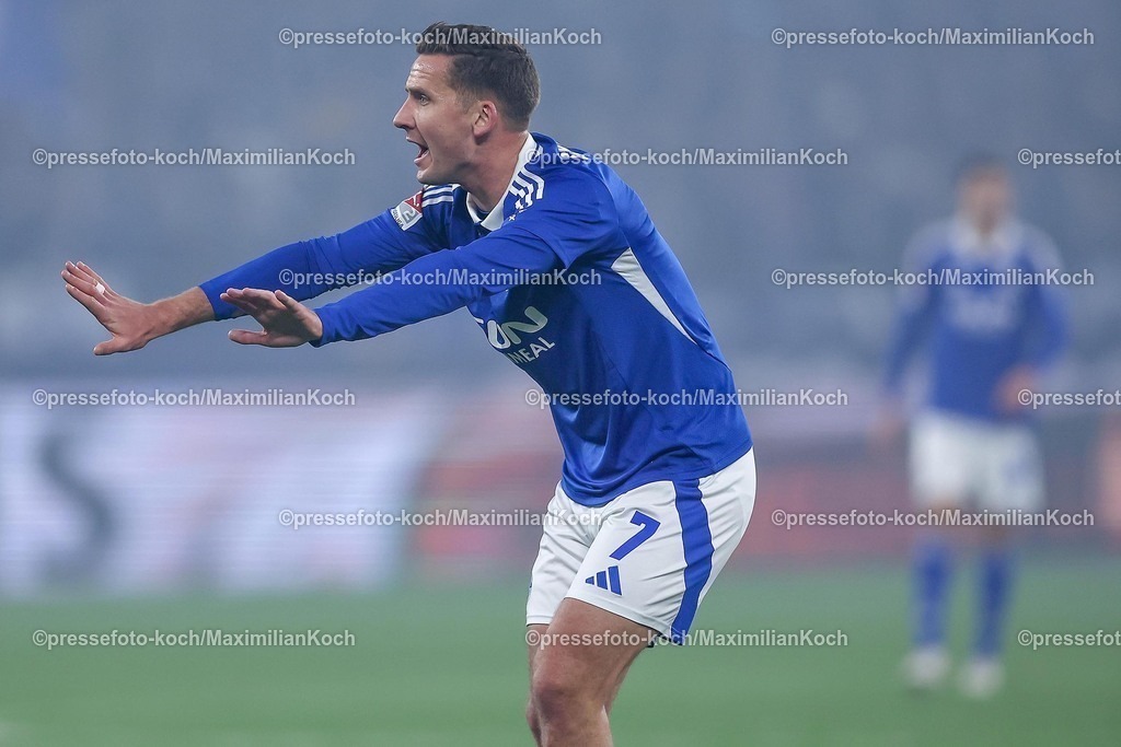 S0401022502115 | 01.02.2025, Fußball, FC Schalke 04 - 1. FC Magdeburg, 2.. Fußball Bundesliga, 20. Spieltag, Veltins-Arena Gelsenkirchen, Saison 2024 2025: Paul Seguin (S04 #7)DFB regulations prohibit any use of photographs as image sequences and or quasi-video.