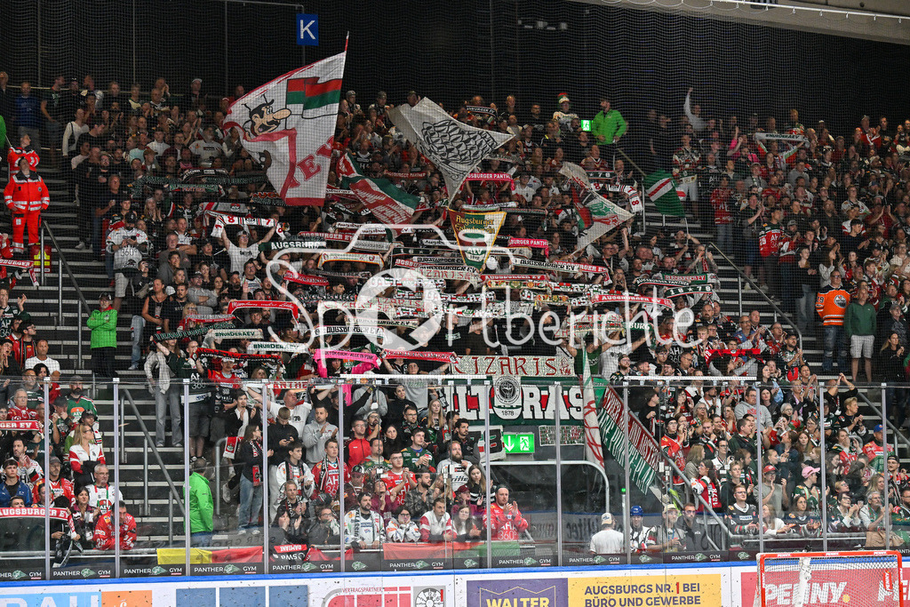 Augsburger Panther - Iserlohn Roosters | im Bild die Fans der Augsburger Panther im Fanblock / Penny DEL: Augsburger Panther - Iserlohn Roosters; Curt Frenzel Stadion am 21.09.2025