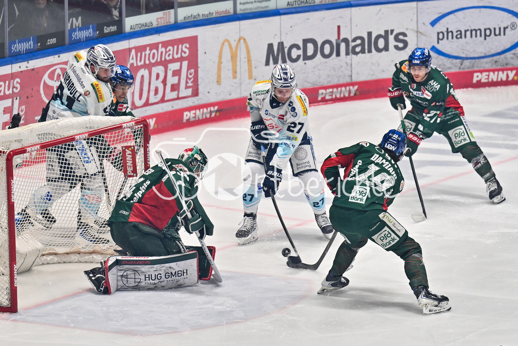 Augsburger Panther - Dresdner Eislöwen | AUGSBURG, GERMANY - 04. DECEMBER: in dieser Szene scheitert Dane FOX (Eislöwen Dresden 27) an Lasse DIETZSCHOLD (Augsburger Panther 31) während dem Match zwischen den Augsburger Panthern und den Dresdner Eislöwen am 25 Spieltag der PENNY DEL im Curt Frenzel Stadion