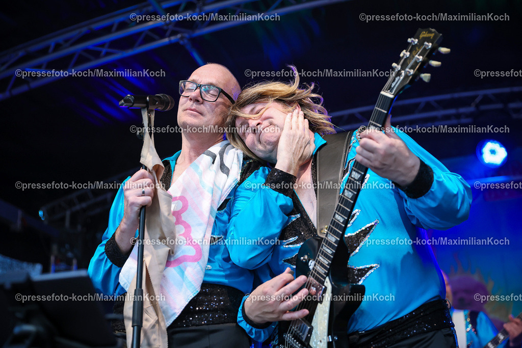 Due22062488032 | 22.06.2024, Düsseldorf, Konzert Porno Al Forno, HEUKING Mittsommer-Renntag - Die düsseldorfer Pop-Band performt bei ihrem Konzert auf der Rennbahn Grafenberg und begeistert die zahlreichen Fans