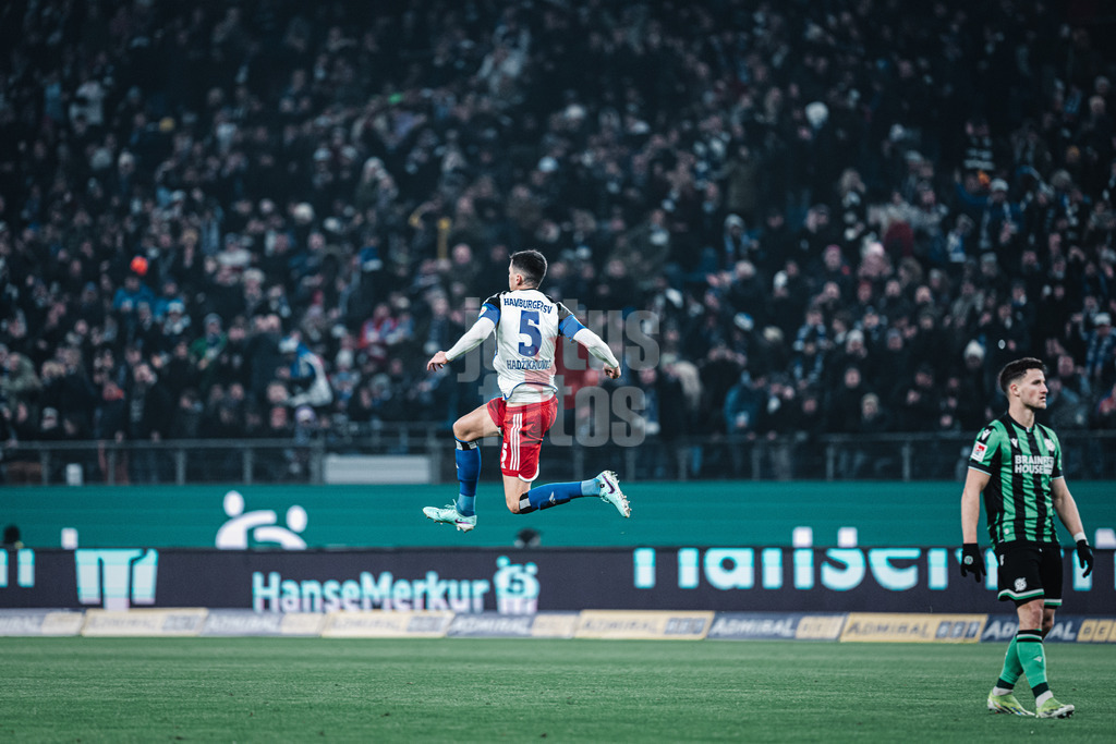Fußball | Männer | Saison 2023/2024 | 2. Fußball-Bundesliga | 21. Spieltag | Hamburger SV vs. Hannover 96 | 09.02.2024 | Dennis Hadzikadunic (#5, HSV) jubelt nach seinem ersten Saisontor