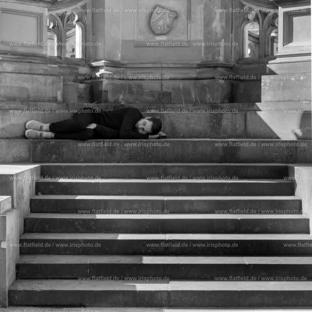 Treppenschläfer in Frankfurt | Straßenfotografie aus Frankfurt am Main