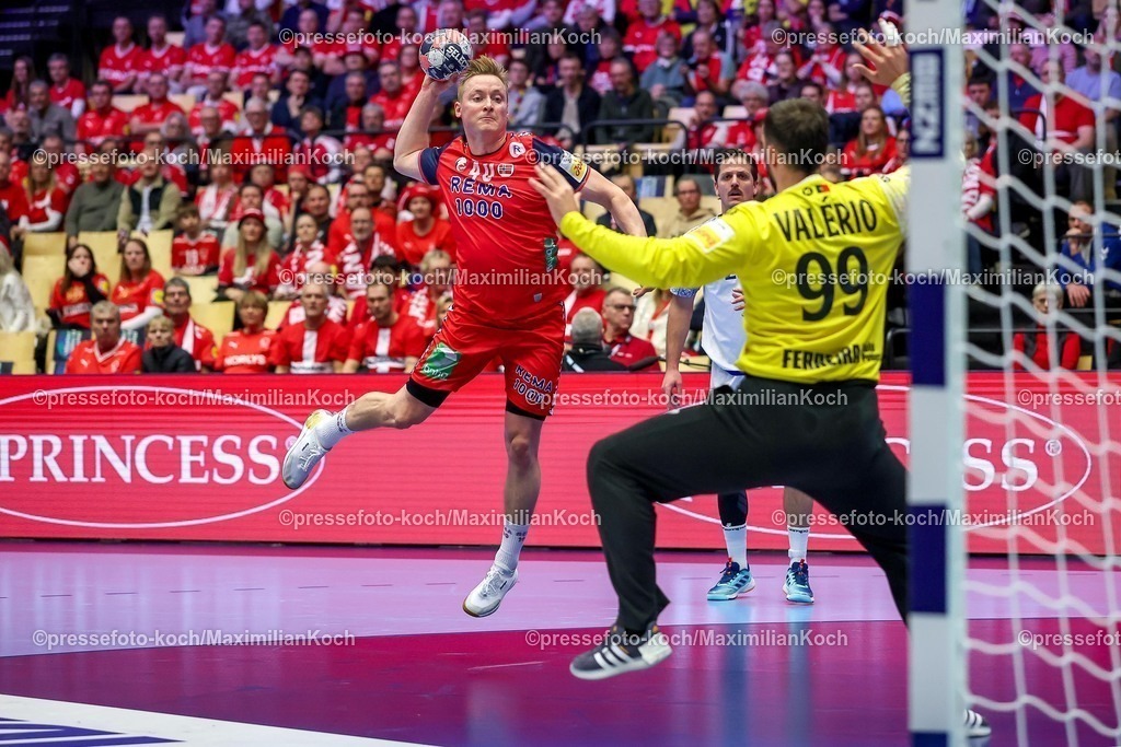 EHF26012601038 | 26.01.2026, Handball, Men's EHF EURO 2026, Norwegen - Portugal, Jyske Bank Boxen in Herning, Dänemark, Main Round:  August Baskar Pedersen (Norway #40) wirft den Ball auf das Tor  Diogo Pires Andrade Heliodoro Valerio (Portugal #99) 