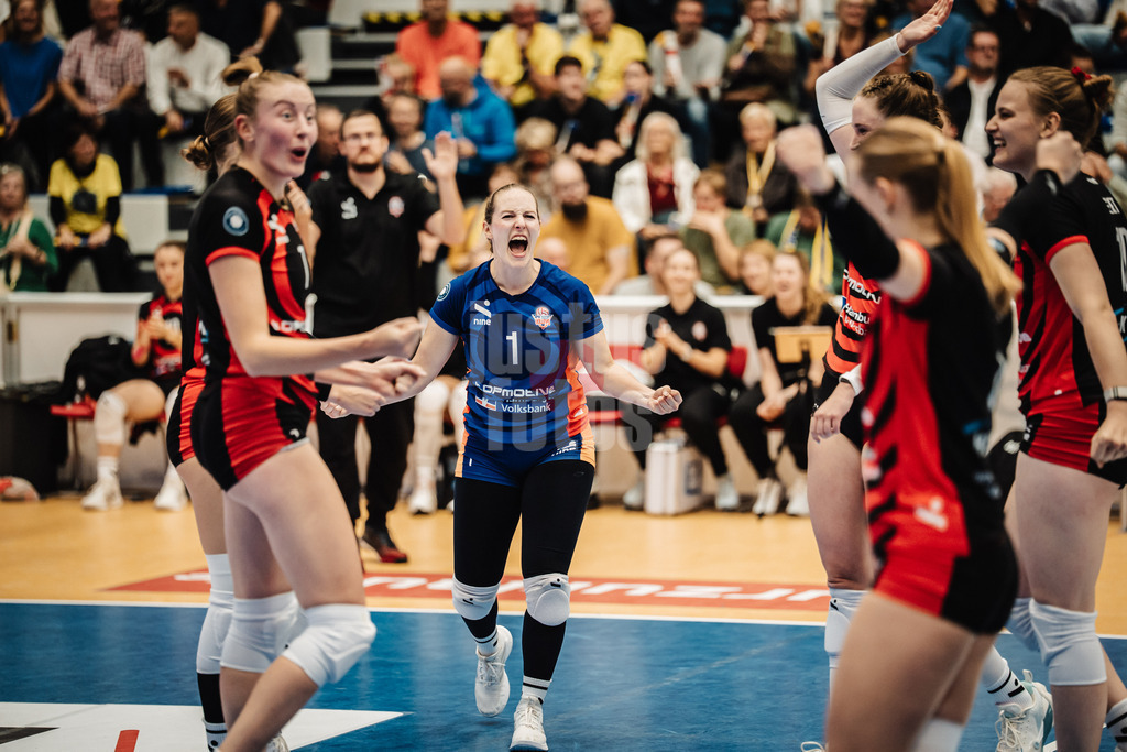 Volleyball | Frauen | Saison 2025/2026 | Volleyball Bundesliga | SSC Palmberg Schwerin vs. ETV Hamburger Volksbank Volleys | 18.10.2025 | ETV jubelt, in der Mitte Jana-Marie Meiser (#1, ETV Hamburger Volksbank Volleys)