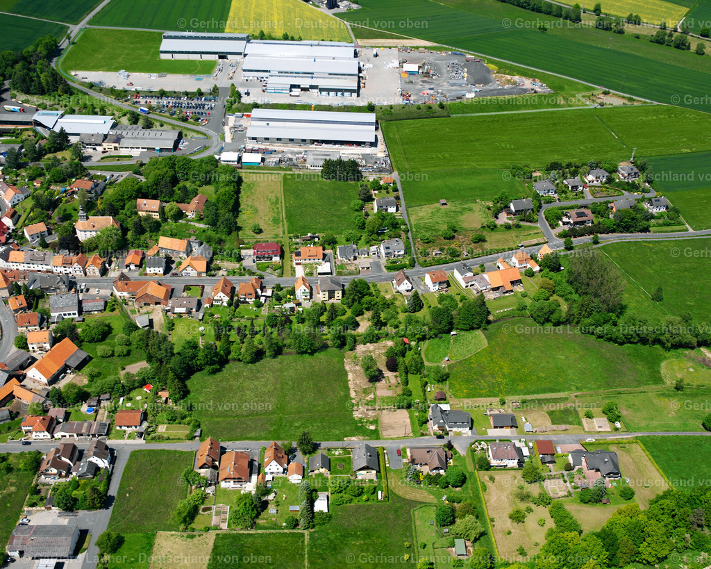 2615651 | GREBENAU 09.06.2006 Landwirtschaftliche Nutzflächen und Feldgrenzen  umsäumen das Siedlungsgebiet des Dorfes in Grebenau im Bundesland Hessen, Deutschland // Agricultural land and field boundaries surround the settlement area of the village  in Grebenau in the state Hesse, Germany Foto: Gerhard Launer