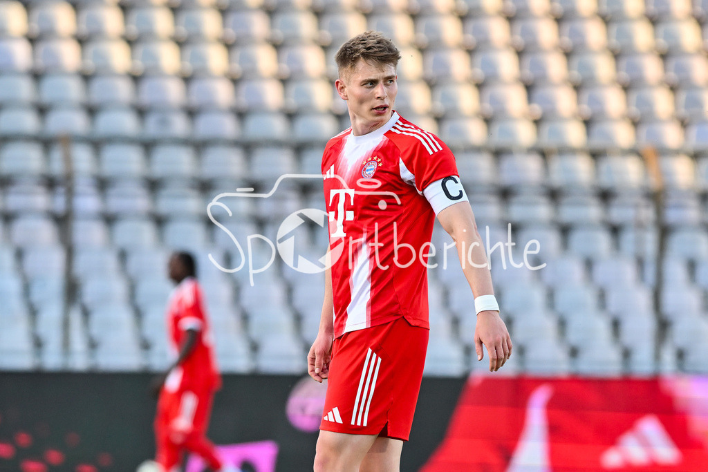 FC Bayern Amateure - TSV Aubstadt | MÜNCHEN, GERMANY - 24. APRIL: im Bild Anton HEINZ (FC Bayern München II 9) / Einzelfoto / Freisteller während dem Match zwischen den Amateuren des FC Bayern und dem TSV Aubstadt am 31. Spieltag der Regionalliga Bayern im Grünwalder Stadion