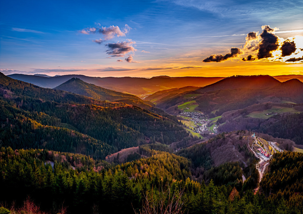 MPI_Sunset_0036 | Abendstimmung über dem Hotel Dollenberg am Gleitschirm Flugplatz in Bad Pterstal-Griesbach - Realisiert mit Pictrs.com