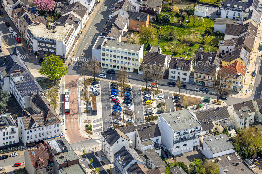 Arnsberg260402852 | Luftbild, Engelbertplatz Parkplatz und Bushaltestelle, Neheim, Arnsberg, Sauerland, Nordrhein-Westfalen, Deutschland