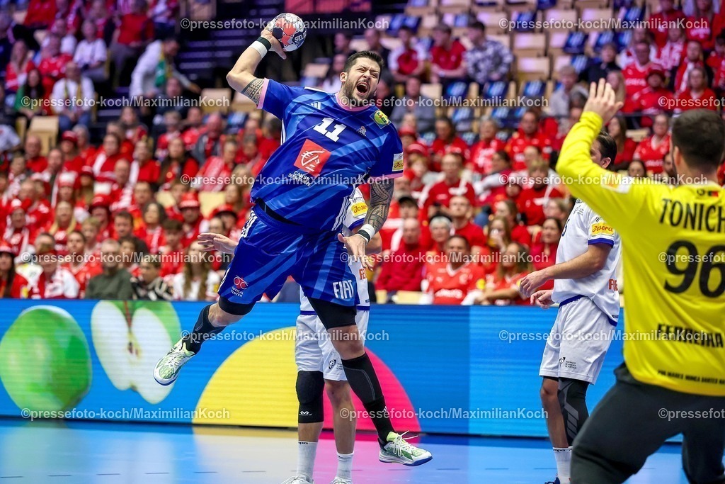 EHF24012601026 | 24.01.2026, Handball, Men's EHF EURO 2026, Frankreich - Portugal, Jyske Bank Boxen in Herning, Dänemark, Main Round:  Nicolas Tournat (France #11) wirft auf das Tor von  Pedro Galla Gaspar Tonicher (Portugal #96)
