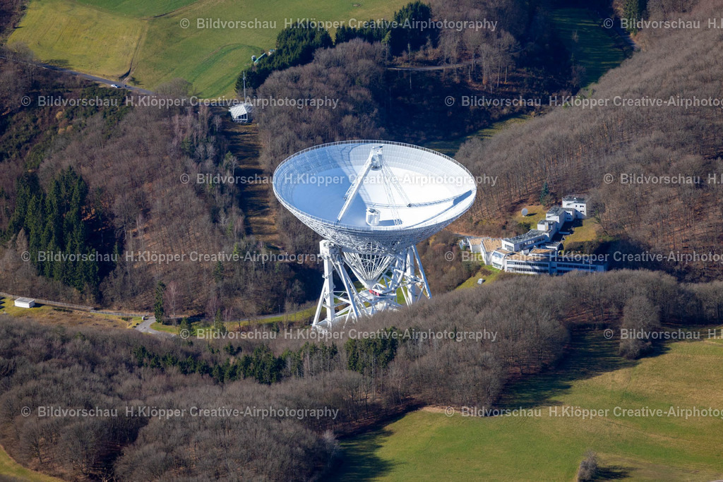Luftbild Effelsberg-9861 | LuftbildfotografieParabolspiegel von Satellitenschüsseln des Radioteleskopes im Ortsteil Effelsberg in Bad Münstereifel im Bundesland Nordrhein-Westfalen, Deutschland. - Realisiert mit Pictrs.com