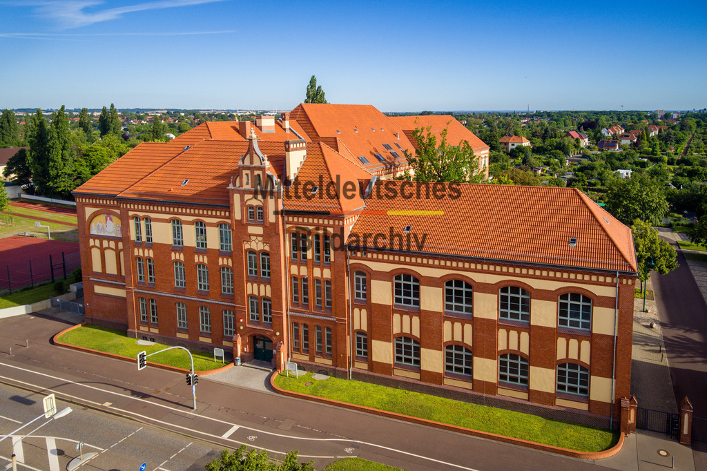 Albert-Vater Grundschule Anne Frank-0009 | Grundschule Stadtfeld. An de Gebäude befinden sich bemerkenswerte Zierelemente mit spätgotische Formen. Oberhalb des Erdgeschosses befindet sich ein Jugendstil-Fries aus bunten Fliesen. Als weitere Verzierungen im Jugendstil sind die mit Wellenmustern versehenen verputzten Flächen und abgerundete Fensterlaibungen zur Straße hin. - Realisiert mit Pictrs.com