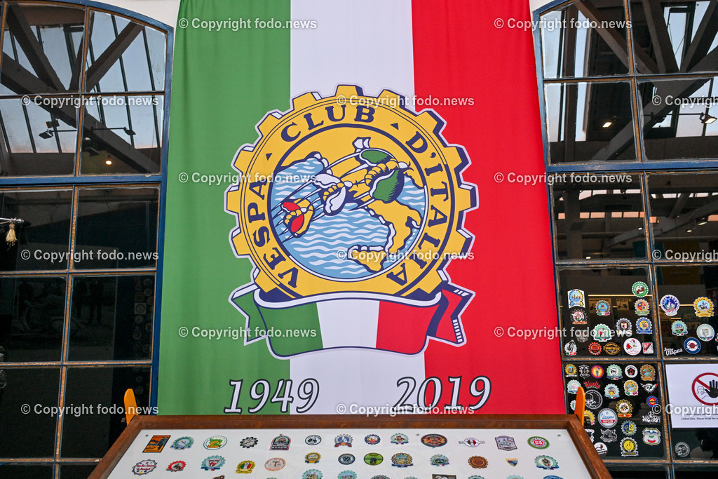 Italien_ Toskana_ Provinz Pisa_ Pontedera_ Vespa_ 29.05.2024-55 | 29.05.2024, Italien, ITA, Toskana, Pontedera im Bild Piaggio, Vespa, Museum

Piaggio ist ein italienischer Fahrzeughersteller mit Sitz in Pontedera. Das Unternehmen produziert verschiedene Mofas und Motorroller, unter anderem die Vespa, das Lastendreirad Ape sowie den Kleintransporter Porter. Zum Konzern gehören auch die Motorradmarken Aprilia, Derbi, Gilera, Laverda und Moto Guzzi. 
Quelle: Wikipedia