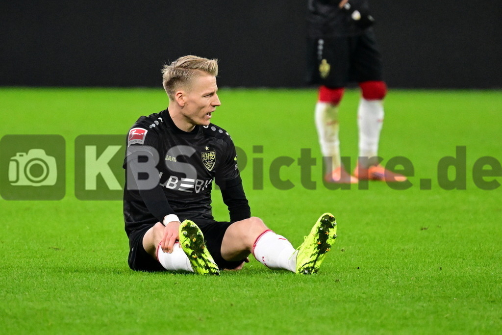 KBS Picture_HSV-Stuttgart_044 | Fuehrich Chris (VfB Stuttgart) muss verletzt vom Platz ,Sportplatz :  Volksparkstadion, - Realisiert mit Pictrs.com
