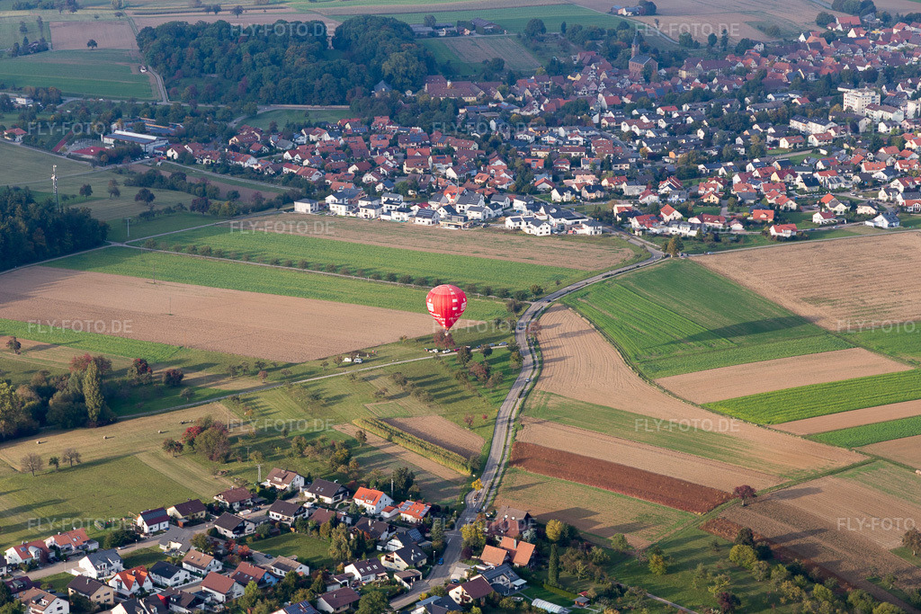 Luftbild: Sparkassen-Heißluftballon im Ortsteil Bauschlott in Neulingen im Bundesland Baden-Württemberg in Deutschland. Foto: IMG_103648.jpg vom 23.09.2017 durch Werner Riehm/FLY-FOTO.de