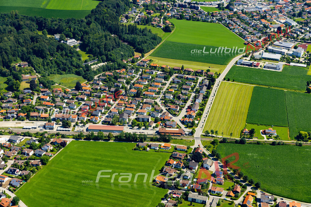 Aktuelles Luftbild von Westerham Feldkirchen-Westerham - Die Luftaufnahme wurde 2022 mittels UL-Flugzeug erstellt ( keine Drohne ) - hochauflösende Kamera-Systeme von  Canon -Beste Qualität - Für grossformatige Ausdrucke geeignet. Die Geschenkidee !