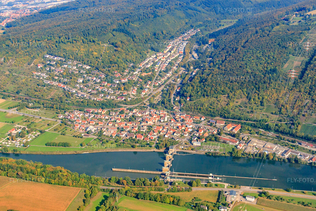 Luftbild: Neckar-Staustufe und Schleuse Neckarzimmern vor dem Ort am Neckarufer in Neckarzimmern im Bundesland Baden-Württemberg in Deutschland. Foto: IMG_45605-1652.jpg vom 25.09.2011 durch Werner Riehm/FLY-FOTO.de