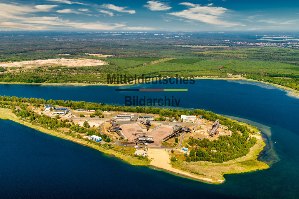 Ferropolis blauer Himmel-9686 | Ferropolis - Stadt aus Eisen - Realisiert mit Pictrs.com