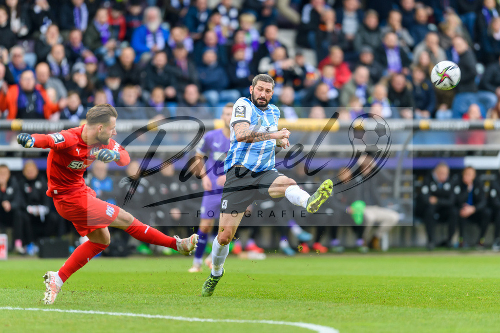 OSNTSV20211106_059 | Fussball, Herren: Torwart Philipp Kühn (VfL Osnabrueck) und Sascha Moelders (TSV 1860 Muenchen) im Zweikampf bei dem Spiel der 3. Liga zwischen VfL Osnabrueck und TSV 1860 Muenchen im Stadion an der Bremer Bruecke am 06.11.2021 in Osnanbrueck, Deutschland.DFB / DFL REGULATIONS PROHIBIT ANY USE OF PHOTOGRAPHS AS IMAGE SEQUENCES AND/OR QUASI-VIDEO. - Realisiert mit Pictrs.com