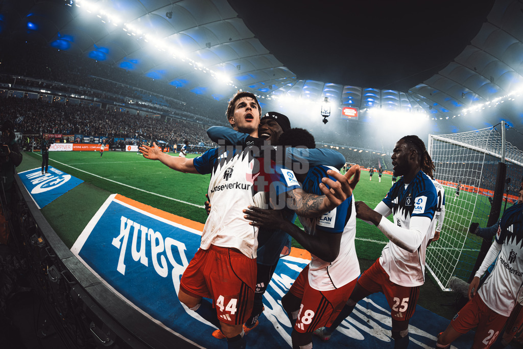 Fußball | Männer | Saison 2025/2026 | 1. Fußball-Bundesliga | 13. Spieltag | Hamburger SV vs. SV Werder Bremen | 07.12.2025 | Torjubel Luka Vuskovic (#44, HSV) links mit Fabio Balde (#45, HSV) rechts