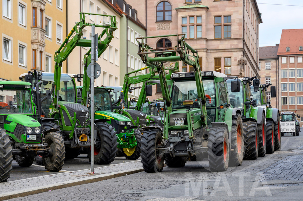 _DWI0344 | Bauerndemo gegen Agrarpolitik der Bundesregierung  auf dem Straße Obstmarkt und Hauptmarkt . Nürnberg, 08.01.2024 - Realisiert mit Pictrs.com
