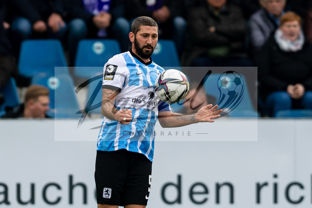OSNTSV20211106_053 | Fussball, Herren: Sascha Moelders (TSV 1860 Muenchen) in Aktion, am Ball, Einzelaktion bei dem Spiel der 3. Liga zwischen VfL Osnabrueck und TSV 1860 Muenchen im Stadion an der Bremer Bruecke am 06.11.2021 in Osnanbrueck, Deutschland.DFB / DFL REGULATIONS PROHIBIT ANY USE OF PHOTOGRAPHS AS IMAGE SEQUENCES AND/OR QUASI-VIDEO. - Realisiert mit Pictrs.com