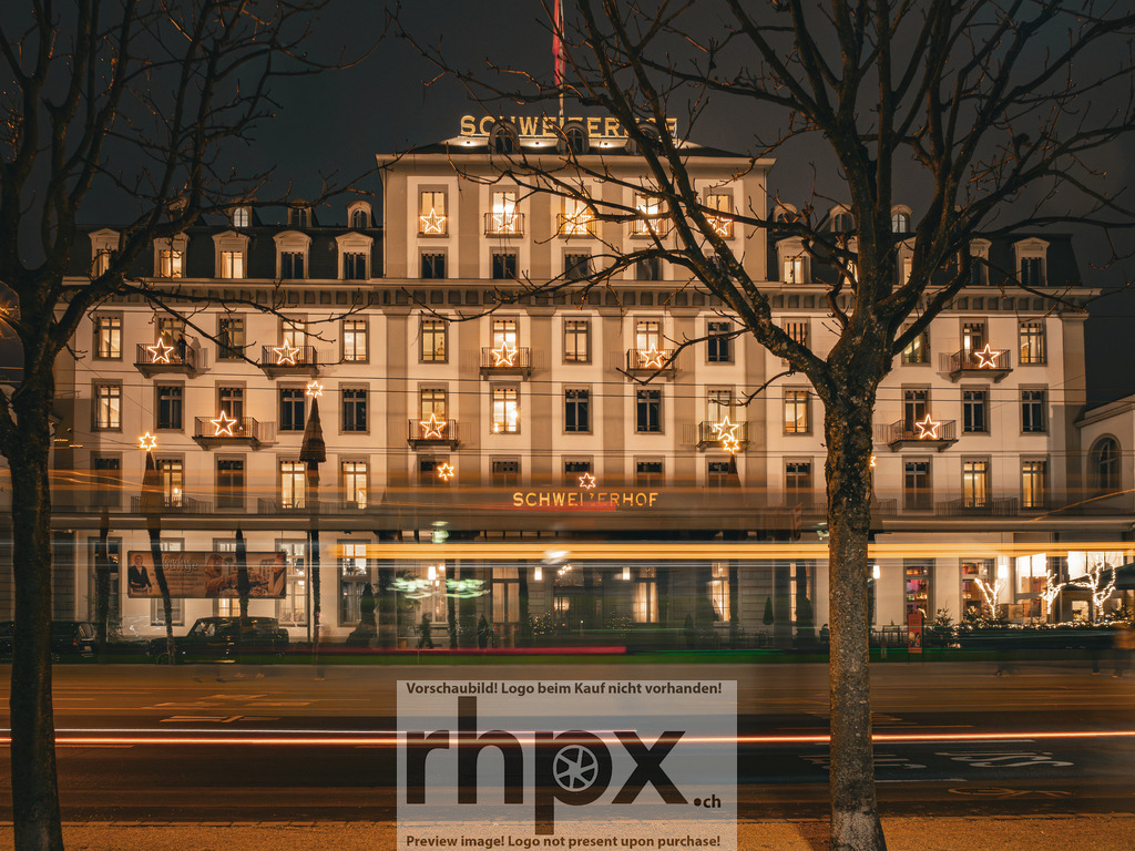 Schweizerhof Lichterglanz | Tradition. Lichter. Dynamik.
Das prächtige Hotel Schweizerhof in Luzern erstrahlt in festlichem Glanz, während die vorbeiziehenden Lichter der Stadt dynamische Spuren in die Nacht zeichnen. Ein faszinierendes Zusammenspiel aus historischer Eleganz und urbanem Puls zur Weihnachtszeit. - Realisiert mit Pictrs.com