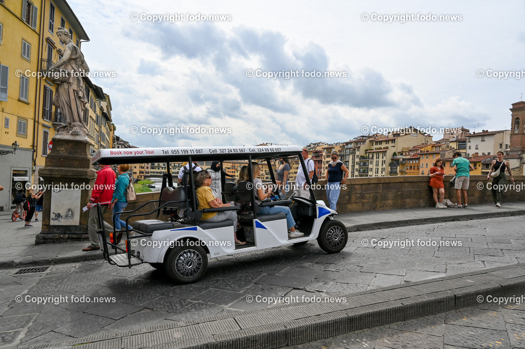 Italien_ Toscana_ Florenz_ 30.05.2024-340 | 30.05.2024, Italien, ITA, Toskana, Florenz im Bild Stadtansichten, Gebäude, Architektur, Touristen, Historisch, Souvenir, Altstadt, Museum, Statuen, Skulpturen, Piazza della Signoria, Statue David, Palazzo Vecchio, Neptunbrunnen, Piazza della Repubblica, Ponte Vecchio, Brücke, Uffizien, Kathedrale Santa Maria del Fiore, Arno, Fluß


Florenz, Firenze, ist eine italienische Großstadt. Nach Einwohnern ist sie die achtgrößte Stadt Italiens. Florenz ist die Hauptstadt sowie größte Stadt der Region Toskana und der Metropolitanstadt Florenz, in der etwa eine Million Menschen leben. Florenz ist für seine Geschichte berühmt. Leonardo da Vinci verbrachte große Teile seiner Jugend in Florenz, Michelangelo fand Unterschlupf in der Kirche der Medici, Galileo Galilei wohnte als Hofmathematiker in den Palästen der Medici. Von 1865 bis 1871 war die Stadt die Hauptstadt des neu gegründeten Königreichs Italien. Das historische Zentrum von Florenz zieht Jahr für Jahr Millionen von Touristen an. Die historische Innenstadt wurde von der UNESCO im Jahre 1982 zum Weltkulturerbe erklärt. 
Quelle: Wikipedia
