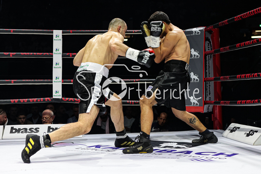Profi - Box - Gala / Main Event | Shefat ISUFI (Schwarz Weisse Hose) im WBF Titelkampf gegen Hernan David PEREZ (Schwarze Hose)