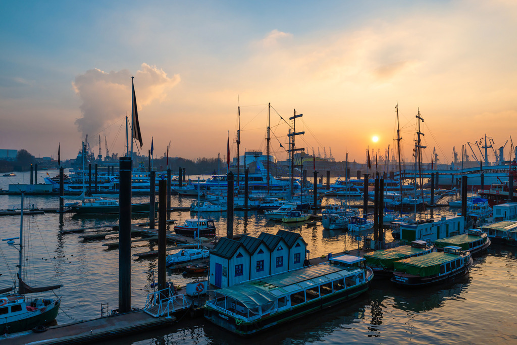 10250108 - Abendrot am Niederhafen | Blick über den Niederhafen bei Sonnenuntergang.